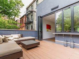 deck with breakfast bar