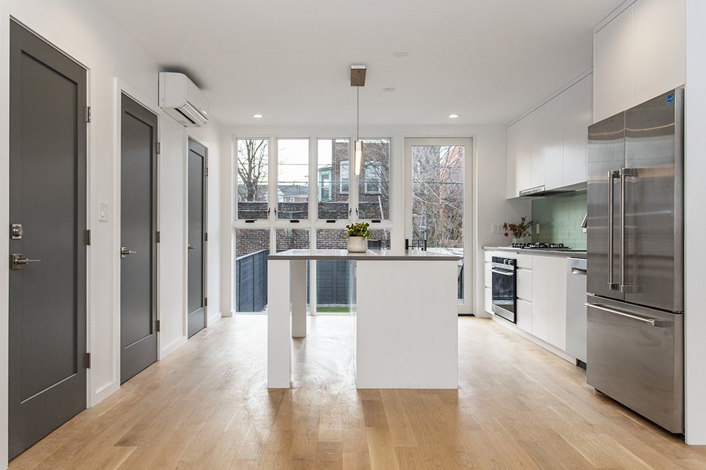 Open and Airy Kitchen Layout 